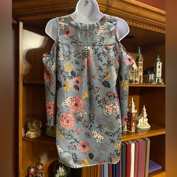Cold shoulder floral top size small - Picture 2 of 5